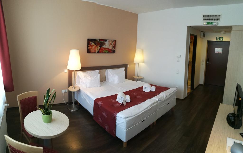 Gyöngyös Hotel Opal Superior - Adults Only מראה חיצוני תמונה